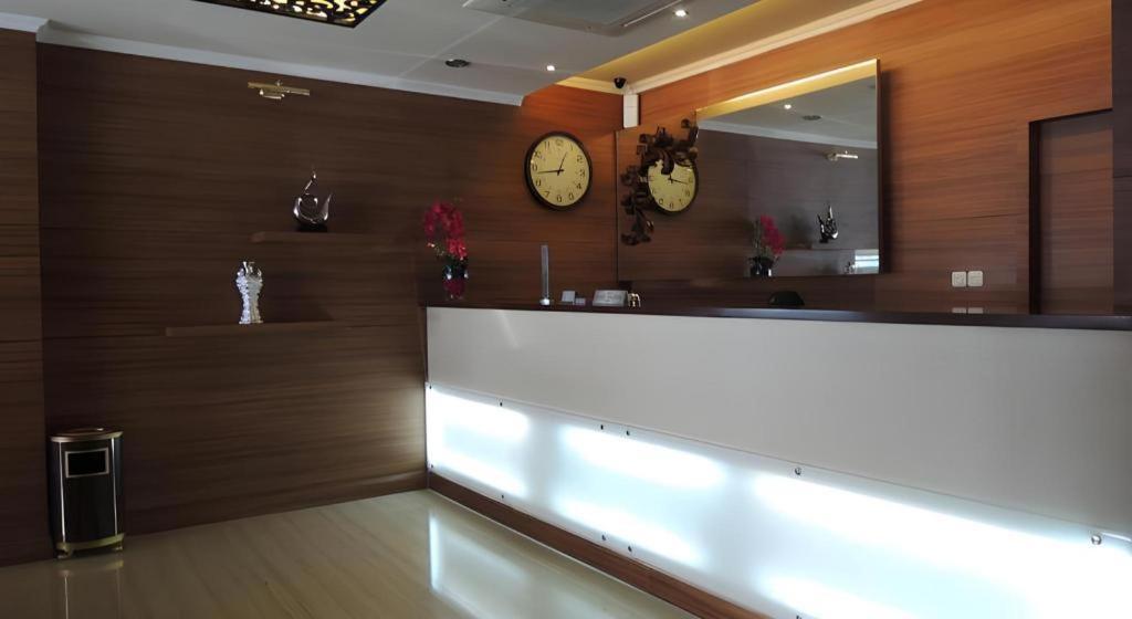 California Hotel Jakarta Exterior foto