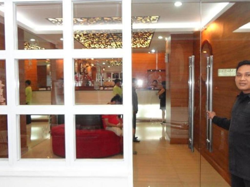California Hotel Jakarta Exterior foto