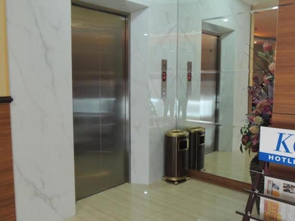 California Hotel Jakarta Exterior foto